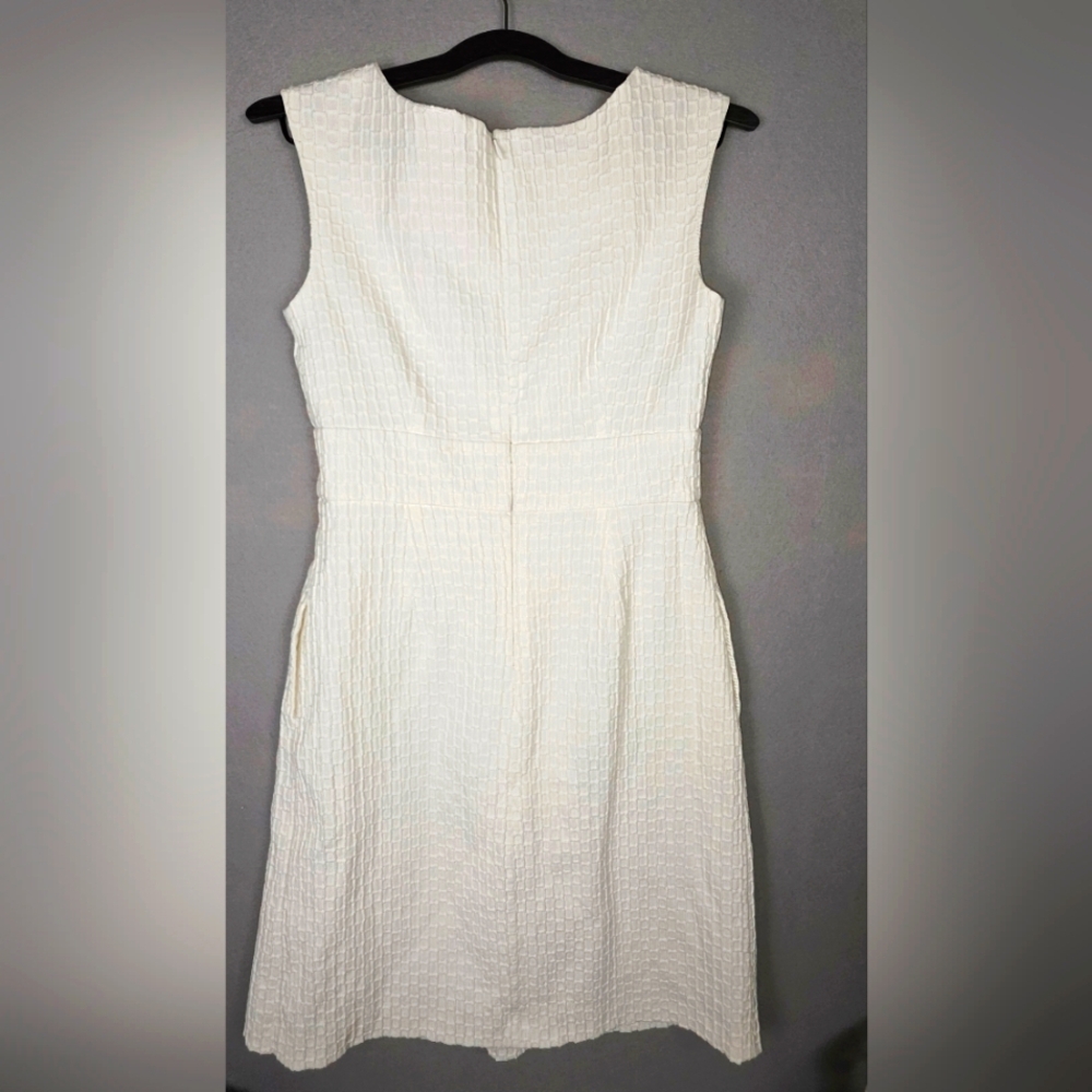 Sandra Darren White Sleeveless Dress Bamboo Gold Vertical Chain At Waist Size 6 - Picture 6 of 10